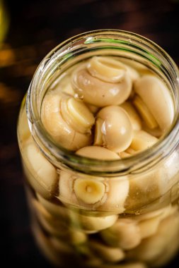 Mantar turşulu cam kavanozu aç. Siyah bir arka planda. Yüksek kalite fotoğraf