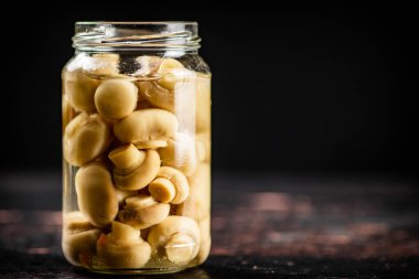 Mantar turşulu cam kavanozu aç. Siyah bir arka planda. Yüksek kalite fotoğraf