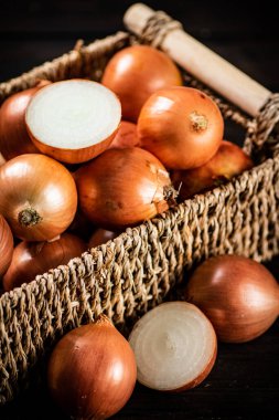 Yarısı ve bütün soğan bir kutuda. Ahşap bir arka planda. Yüksek kalite fotoğraf