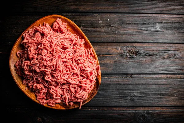 ミンチ肉がぎゅっと詰まった板 木製の背景に 高品質の写真 — ストック写真