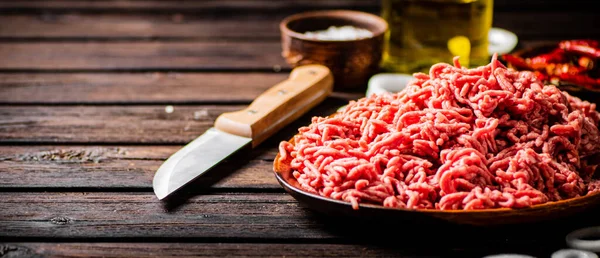 Carne Picada Plato Con Aros Cebolla Sobre Fondo Madera Foto — Foto de Stock