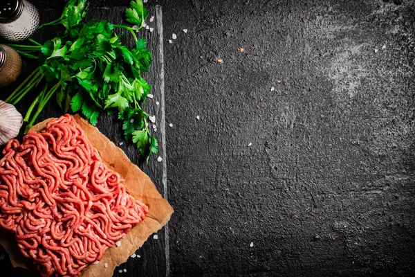 Minced Meat Stone Board Parsley Garlic Black Background High Quality — Stock Photo, Image