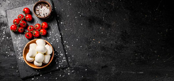 トマトとスパイスと石板上のプレートにモッツァレラチーズ 黒を背景に 高品質の写真 — ストック写真