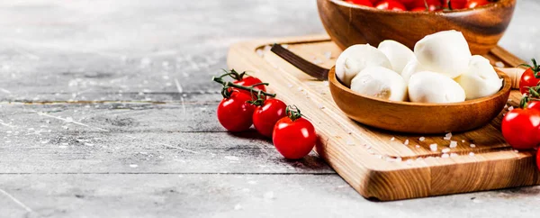 Queijo Mozzarella Uma Tábua Corte Madeira Com Tomate Cereja Num — Fotografia de Stock
