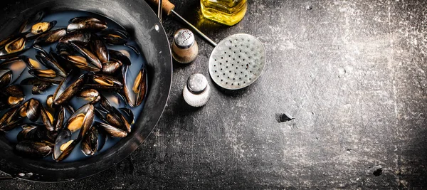 Kagylókat Egy Kanna Vízben Sütik Fekete Háttérrel Kiváló Minőségű Fénykép — Stock Fotó