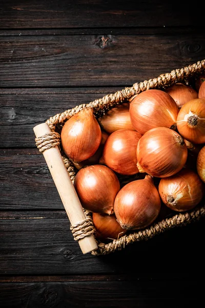 Full Basket Onions Table Wooden Background High Quality Photo — Stock Photo, Image