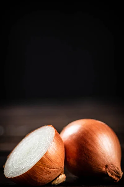 Halbe Und Ganze Zwiebeln Auf Dem Tisch Auf Einem Hölzernen — Stockfoto