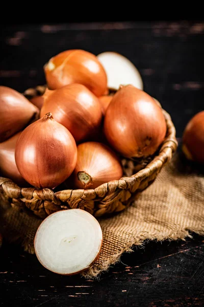 Whole Onions Basket Halves Onions Table Dark Background High Quality — Stock Photo, Image