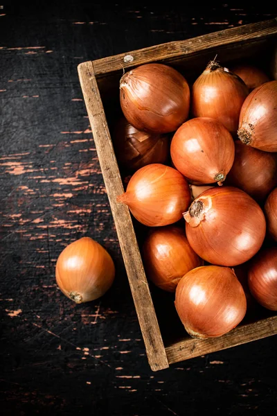 Onions Wooden Box Dark Background High Quality Photo — Stock Photo, Image