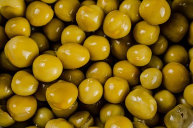 Bir yığın konserve yeşil bezelye. Makro arka plan. Bezelye deseni. Yüksek kalite fotoğraf