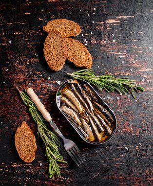 Taze ekmek dilimli filizler. Karanlık bir arka plana karşı. Yüksek kalite fotoğraf