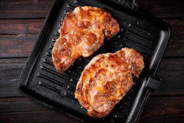 Kızartma tavasında ızgara domuz eti. Koyu ahşap bir arka planda. Yüksek kalite fotoğraf