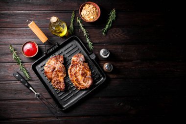 Kızartma tavasında ızgara domuz eti. Koyu ahşap bir arka planda. Yüksek kalite fotoğraf