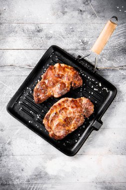 Kızarmış domuz bifteği. Gri bir arka planda. Yüksek kalite fotoğraf