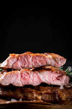 Izgara biftek parçalanmış. Siyah bir arka planda. Yüksek kalite fotoğraf