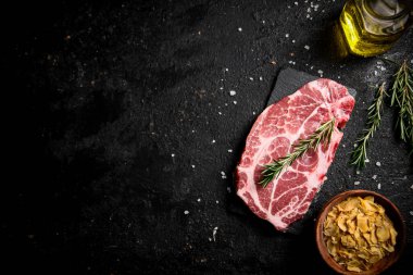 Biberiyeli çiğ domuz bifteği. Taş bir tahtanın üzerinde. Siyah bir arka planda. Yüksek kalite fotoğraf