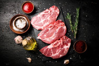 Domates soslu, biberiyeli ve baharatlı çiğ biftek. Siyah bir arka planda. Yüksek kalite fotoğraf