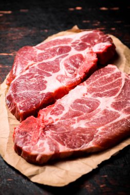 Masada çiğ domuz eti. Karanlık bir arka plana karşı. Yüksek kalite fotoğraf