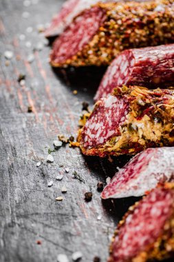 Arka arkaya çeşitli salam sosisleri. Karanlık bir arka plana karşı. Yüksek kalite fotoğraf