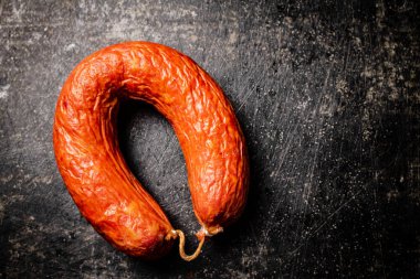 Masada nefis salam sosisi var. Siyah bir arka planda. Yüksek kalite fotoğraf