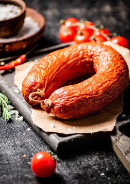 Masada nefis salam sosisi var. Siyah bir arka planda. Yüksek kalite fotoğraf