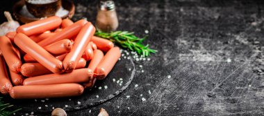 Baharat ve biberiyeyle kaynatılmış sosisler. Siyah bir arka planda. Yüksek kalite fotoğraf