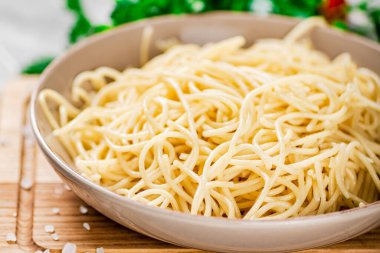 Maydanozlu makarnada haşlanmış spagetti. Gri bir arka planda. Yüksek kalite fotoğraf