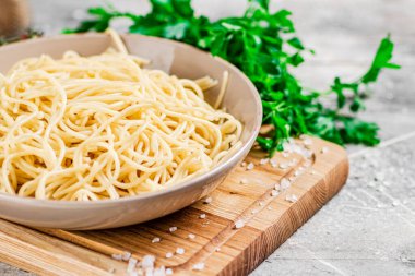 Maydanozlu makarnada haşlanmış spagetti. Gri bir arka planda. Yüksek kalite fotoğraf