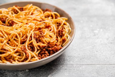 Ev yapımı spagetti bolonez. Gri bir arka planda. Yüksek kalite fotoğraf