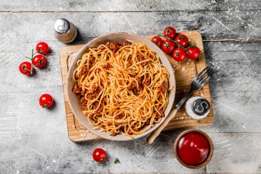 Masada vişneli domatesli spagetti bolonez. Gri bir arka planda. Yüksek kalite fotoğraf