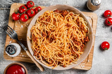 Masada vişneli domatesli spagetti bolonez. Gri bir arka planda. Yüksek kalite fotoğraf