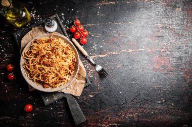 Masadaki tabakta ev yapımı spagetti bolonezi. Karanlık bir arka plana karşı. Yüksek kalite fotoğraf
