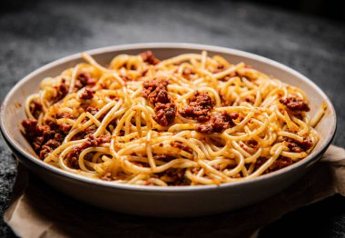 Masada spagetti bolonez hazır. Siyah bir arka planda. Yüksek kalite fotoğraf