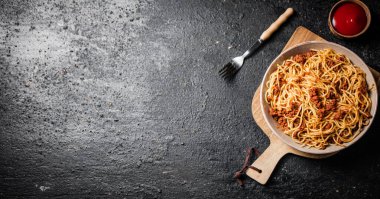 Masada spagetti bolonez hazır. Siyah bir arka planda. Yüksek kalite fotoğraf