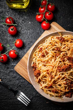 Masada spagetti bolonez hazır. Siyah bir arka planda. Yüksek kalite fotoğraf