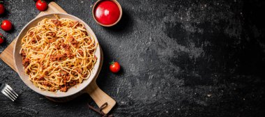 Kiraz domatesli bir kasede leziz spagetti bolonezi. Siyah bir arka planda. Yüksek kalite fotoğraf
