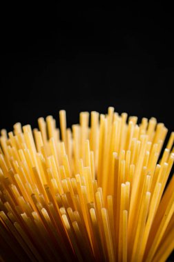 Siyah arka planda kaynamış spagetti değil. Yüksek kalite fotoğraf
