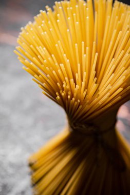 Kurutulmuş spagetti değil. Karanlık bir arka plana karşı. Yüksek kalite fotoğraf