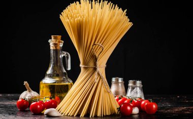 Siyah arka planda kaynamış spagetti değil. Yüksek kalite fotoğraf