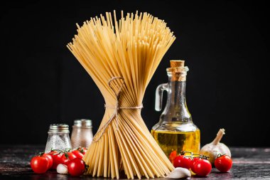 Masanın üzerinde bir halatla bağlanmış bir spagetti paketi. Siyah bir arka planda. Yüksek kalite fotoğraf