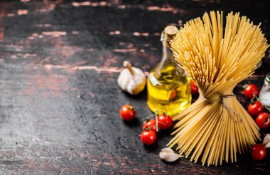 İple bağlanmış spagetti. Karanlık bir arka plana karşı. Yüksek kalite fotoğraf