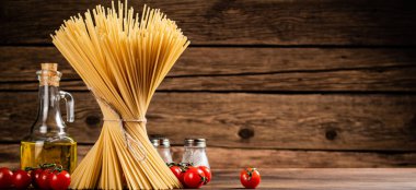 Kiraz domatesli spagetti. Ahşap bir arka planda. Yüksek kalite fotoğraf