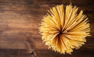 İple bağlanmış bir demet spagetti. Ahşap bir arka planda. Yüksek kalite fotoğraf