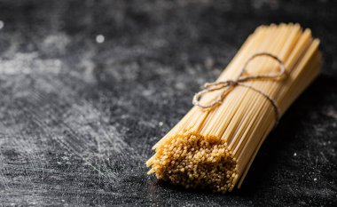 Masada bir demet spagetti kurudu. Siyah bir arka planda. Yüksek kalite fotoğraf