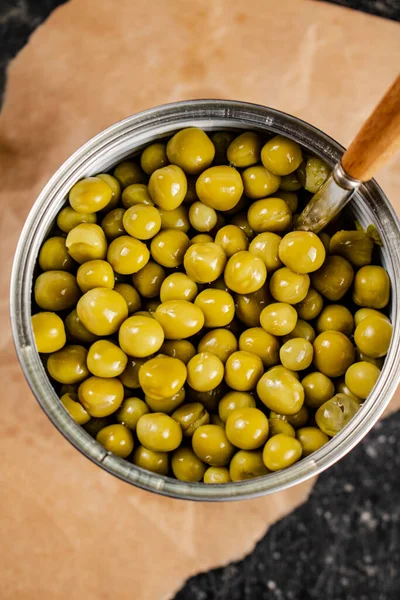 Een Open Blik Met Ingeblikte Groene Erwten Papier Een Zwarte — Stockfoto