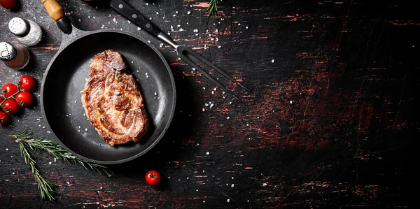 Pfanne Mit Gegrilltem Steak Vor Einem Dunklen Hintergrund Hochwertiges Foto — Stockfoto