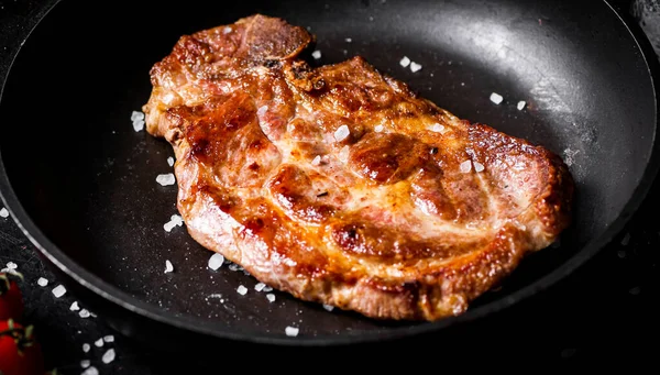 Smažená Pánev Grilovaným Steakem Temném Pozadí Kvalitní Fotografie — Stock fotografie