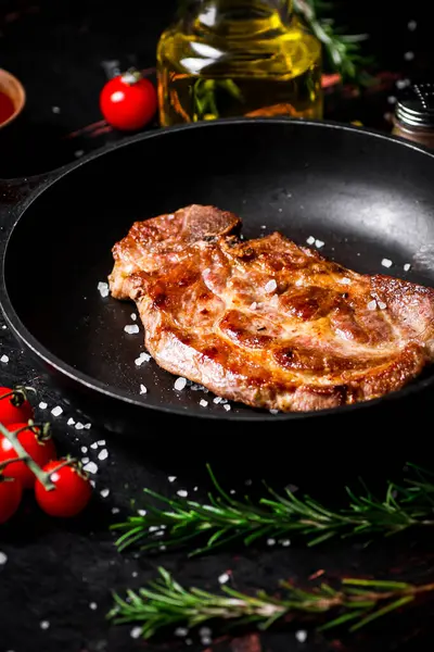 Pfanne Mit Gegrilltem Steak Vor Einem Dunklen Hintergrund Hochwertiges Foto — Stockfoto