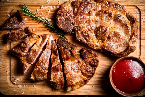 Steak Porc Grillé Coupé Morceaux Avec Sauce Tomate Sur Fond — Photo