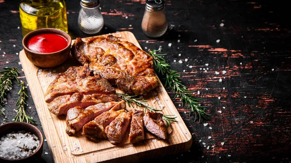 Fette Carne Maiale Alla Griglia Tagliere Legno Sullo Sfondo Scuro — Foto Stock